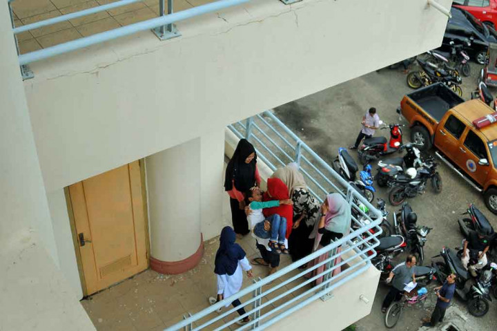 Warga Desa Deah Glumpang, Meuraxa, Banda Aceh, mengikuti simulasi bencana gempa dan tsunami, Selasa, 26 Desember 2017. Selain untuk memperingati 13 tahun bencana gempa dan tsunami Aceh pada 26 Desember, simulasi tersebut untuk meningkatkan kewaspadaan dan kesiagaan masyarakat dalam menghadapi bencana. ANTARA/Ampelsa