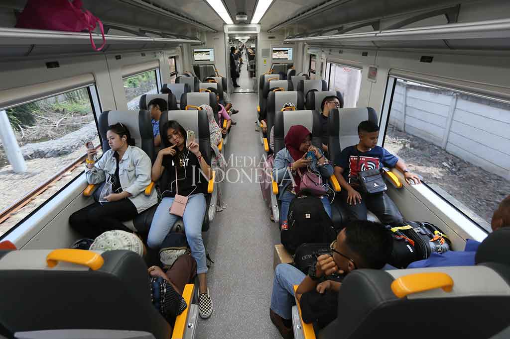 Penumpang menikmati perjalanan menggunakan Kereta Bandara Soekarno-Hatta menuju Stasiun Sudirman Baru (BNI City) dari Stasiun Bandara Internasional Soekarno Hatta, Tangerang, Banten, Selasa, 26 Desember 2017.