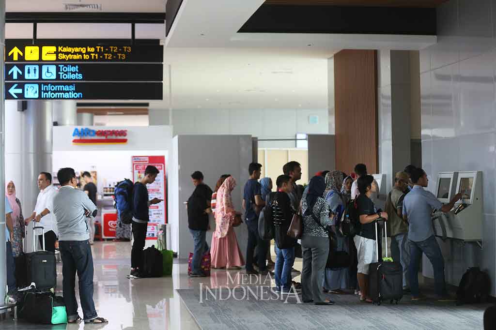 Calon penumpang antre membeli tiket Kereta Bandara Soekarno-Hatta di Stasiun Bandara Internasional Soekarno Hatta, Tangerang, Banten.