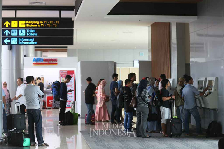 Calon penumpang antre membeli tiket Kereta Bandara Soekarno-Hatta di Stasiun Bandara Internasional Soekarno Hatta, Tangerang, Banten.
