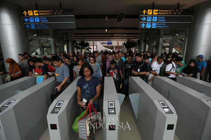 Calon penumpang antre saat akan naik Kereta Bandara Soekarno-Hatta menuju Stasiun Stasiun Sudirman Baru (BNI City) di Stasiun Bandara Internasional Soekarno Hatta, Tangerang, Banten.