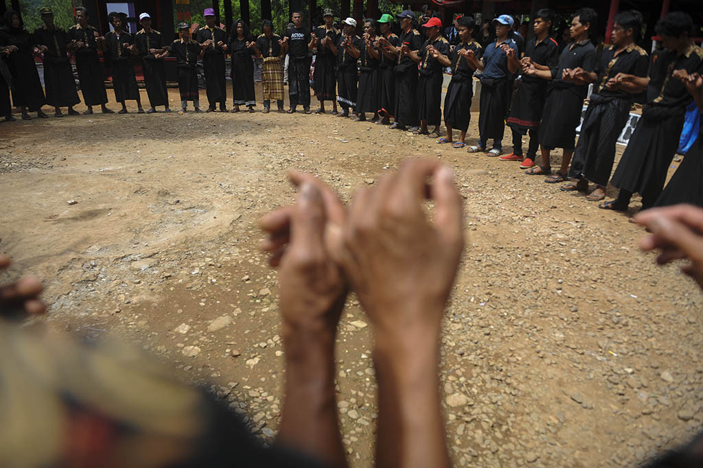 Anggota keluarga duka melakukan tari ma'badong saat prosesi ma'pasonglo di Alang-alang, Toraja Utara, Sulawesi Selatan. 