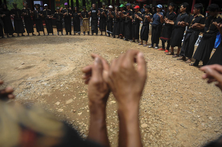 Anggota keluarga duka melakukan tari ma'badong saat prosesi ma'pasonglo di Alang-alang, Toraja Utara, Sulawesi Selatan. 