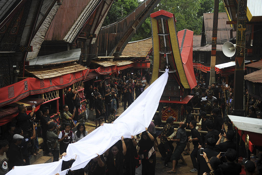 Anggota keluarga duka mengarak jenazah saat prosesi ma'pasonglo di Alang-alang, Toraja Utara, Sulawesi Selatan.