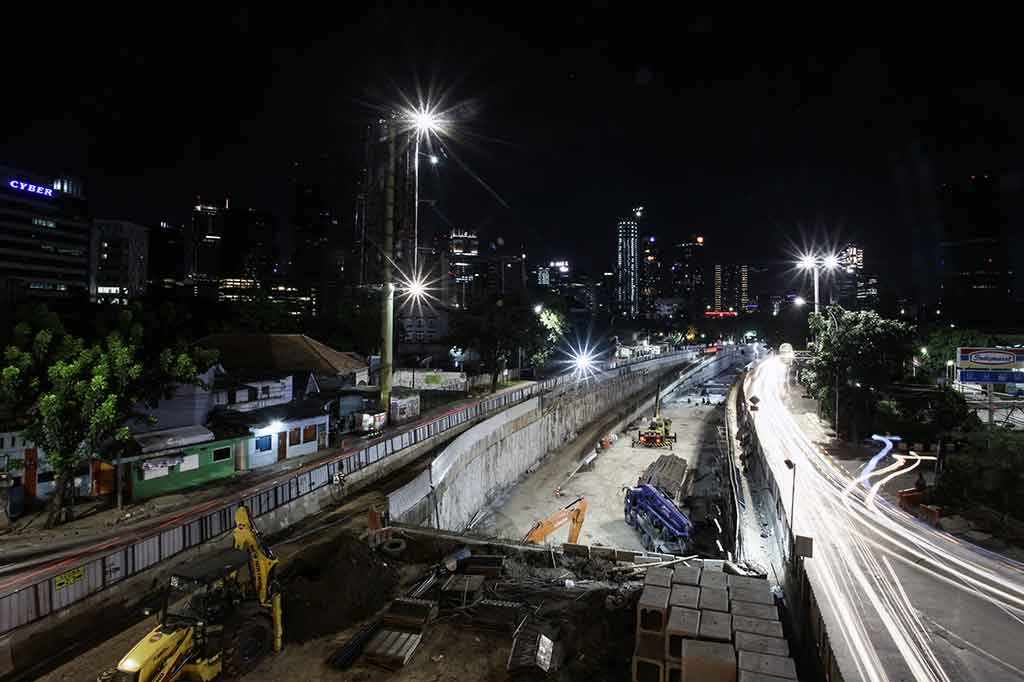 Pekerja mengunakan alat berat menyelesaikan pembangunan 'Underpass Mampang' di kawasan Mampang, Jakarta, Selasa, 26 Desember 2017. ANTARA/Muhammad Adimaja