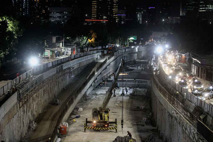 Proyek jalan bawah tanah sepanjang 855 meter yang direncanakan melewati dua jalan layang dan lampu merah, yakni di perempatan Rasuna Said dan Mampang tersebut pembangunannya telah mencapai 80 persen dan ditargetkan selesai pada April 2018. ANTARA/Muhammad Adimaja