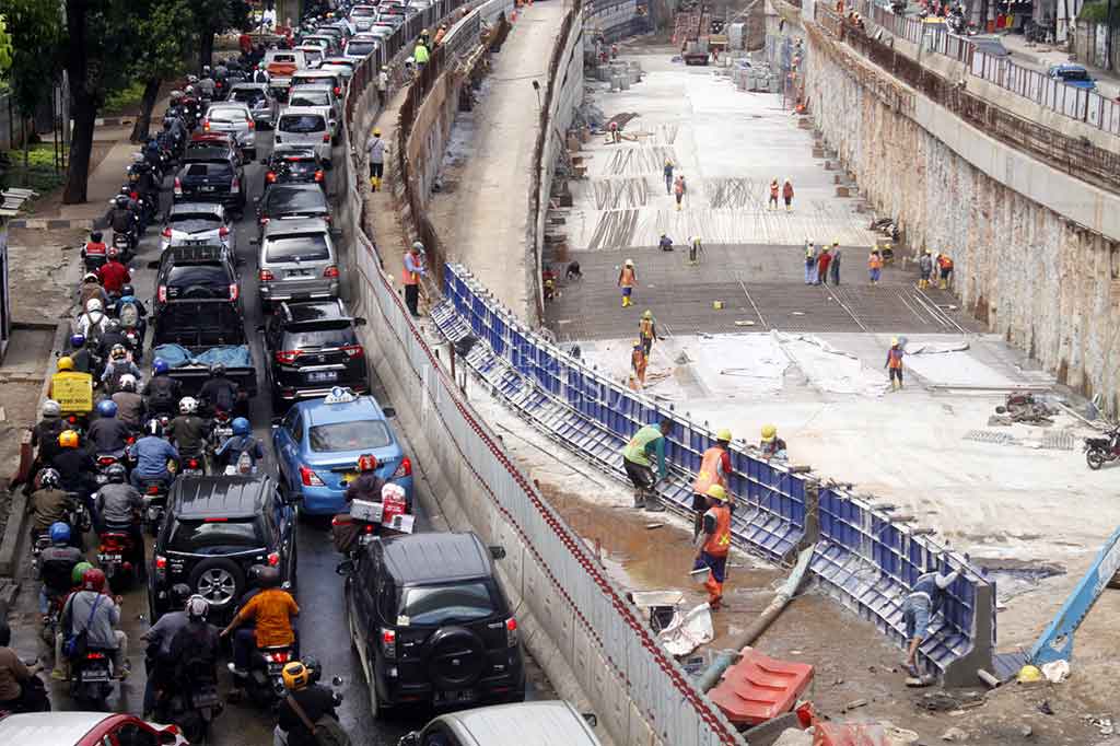 Proyek senilai Rp200 miliar itu diharapkan dapat memperlancar arus kendaraan dari arah Mampang menuju Kuningan maupun sebaliknya. MI/Barry Fathahilah