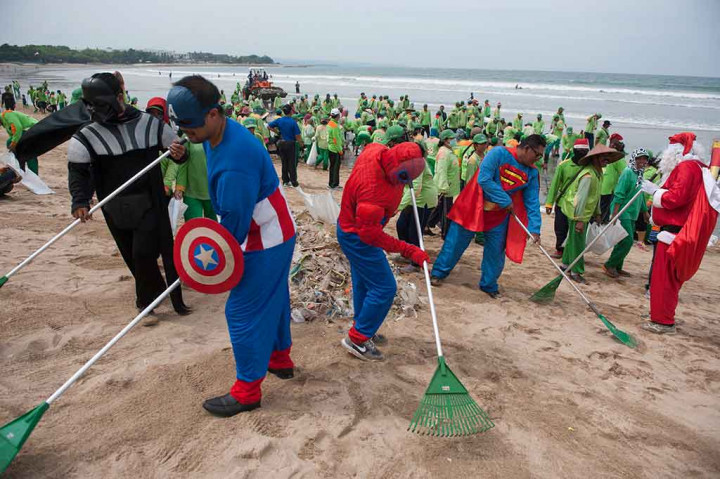 Delapan tokoh Super Hero dan Sinterklas berbaur dengan ratusan petugas kebersihan lainnya menyisir sampah kiriman di Pantai Kuta, Bali, Rabu, 27 Desember 2017.