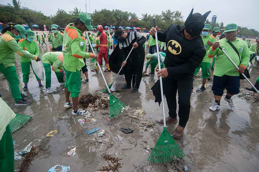 Pemkab Badung mengemas kegiatan bersih-bersih pantai dengan menerjunkan 400 petugas termasuk sembilan petugas berperan sebagai tokoh Super Hero dan Sinterklas untuk menampilkan atraksi menarik bagi wisatawan agar mampu menepis kesan negatif fenomena sampah serta dampak erupsi Gunung Agung.