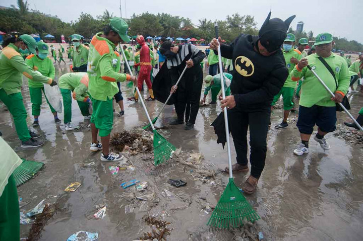 Pemkab Badung mengemas kegiatan bersih-bersih pantai dengan menerjunkan 400 petugas termasuk sembilan petugas berperan sebagai tokoh Super Hero dan Sinterklas untuk menampilkan atraksi menarik bagi wisatawan agar mampu menepis kesan negatif fenomena sampah serta dampak erupsi Gunung Agung.