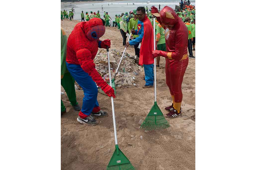 Aksi Superman, Batman, Spiderman, Captain America, Thor, Anakin Skywalker, Flash, dan tokoh superhero lainnya serta sinterklas tersebut mencuri perhatian wisatawan yang tengah menikmati indahnya Pantai Kuta.
