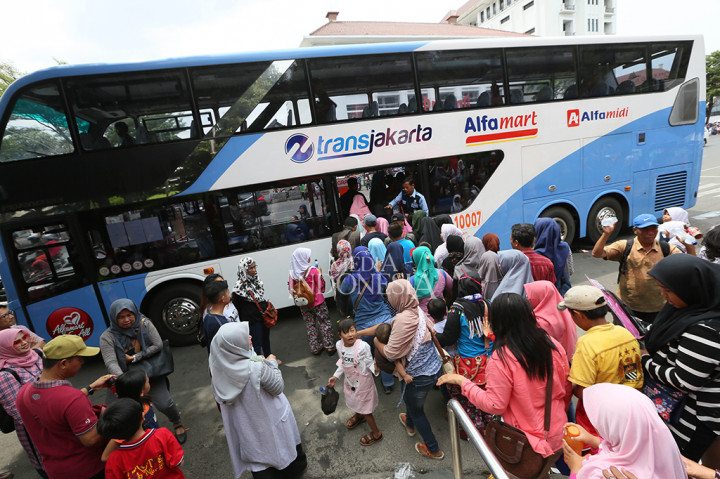 Calon penumpang mengantre untuk naik bus tingkat Jakarta Explorer di Kawasan Kota Tua, Jakarta.