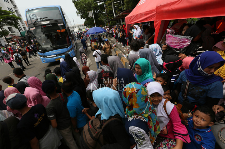 Kemacetan jalan menyebabkan bus tingkat wisata Jakarta terhambat dan ditambah padatnya pengunjung wisata Kota Tua yang datang dari berbagai wilayah Jakarta dan sekitar.