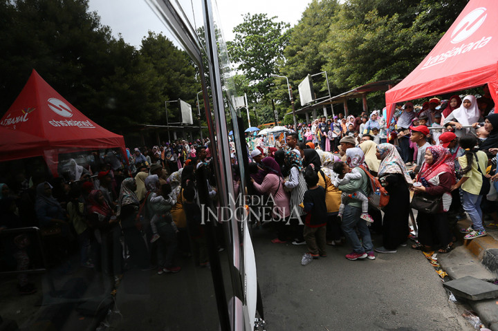 Meski harus antre hingga berjam-jam, ini tak mengurungkan niat wisatawan untuk bisa menaiki bus tingkat wisata.