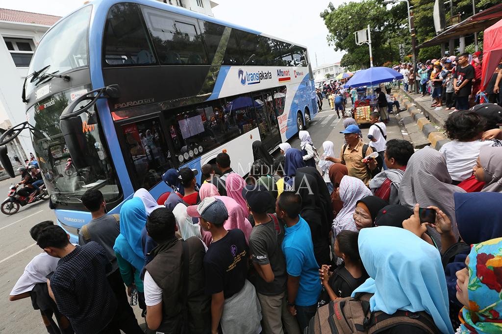 Dengan bus tingkat ini warga bisa berkeliling tempat wisata di Ibu Kota.