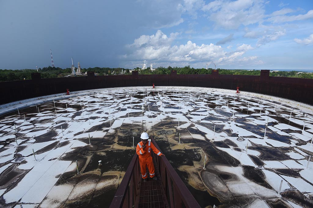 Pekerja beraktivitas di Lapangan Senipah, Peciko dan South Mahakam (SPS) yang merupakan tempat pengolahan minyak dan gas bumi dari Blok Mahakam, Kutai Kartanegara.