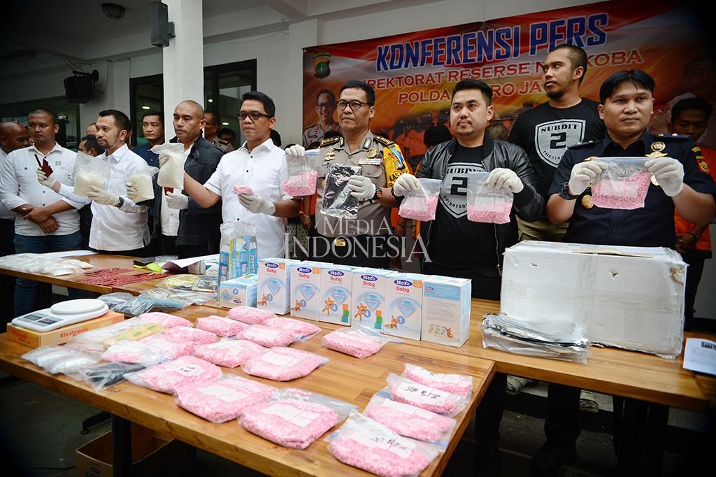 Selain 20 ribu ekstasi, polisi juga menyita 166,02 gram sabu dari jaringan ini. Polisi juga menyita dokumen paket dari kantor pos yang menjadi salah satu modus pengiriman barang.
