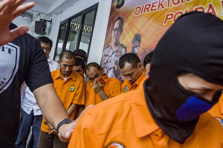 Dalam kasus ini, tim Subdit II Psikotropika Ditresnarkoba Polda Metro Jaya yang dipimpin oleh AKBP Doni Alexander menangkap tiga tersangka yakni DCS alias C (wanita), ABL alias AB dan SDN alias B. Mereka ditangkap pada tanggal 20-21 Desember 2017 lalu.