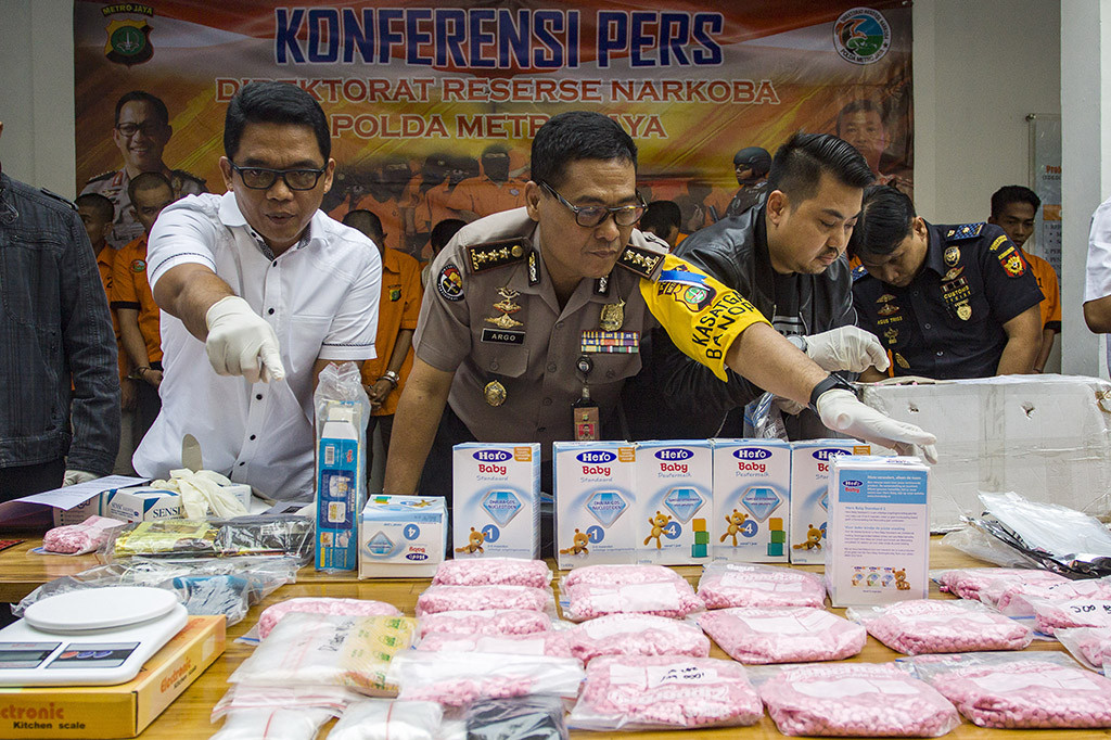 Pengiriman paket ekstasi ini dikendalikan oleh napi di salah satu Rutan di Jakarta, WN Malaysia yang diinisialkan A. A memerintahkan kaki tangannya untuk mengedarkan barang haram tersebut.