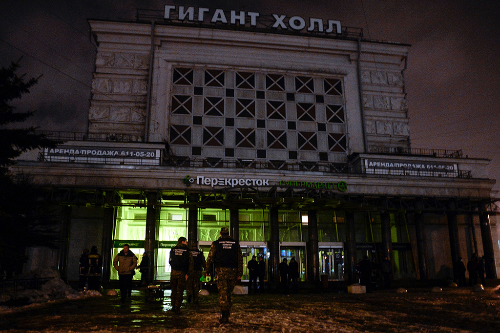 Sebuah bom meledak di sebuah supermarket di kota Saint Petersburg, Rusia.