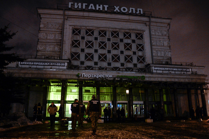 Sebuah bom meledak di sebuah supermarket di kota Saint Petersburg, Rusia.