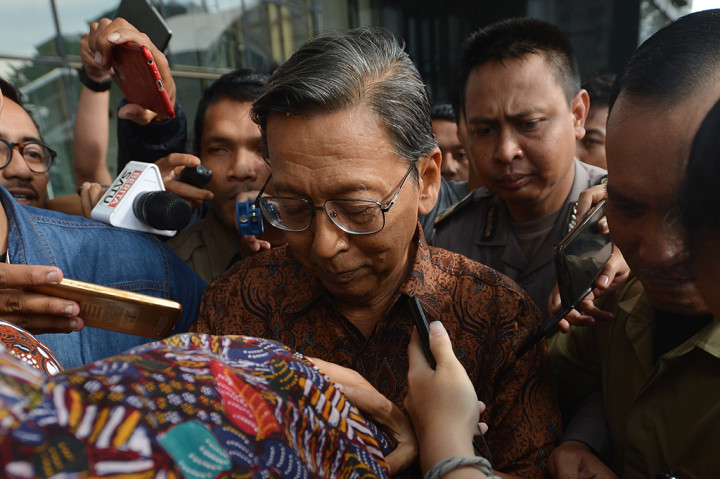 Boediono diperiksa selama hampir 6 jam. 