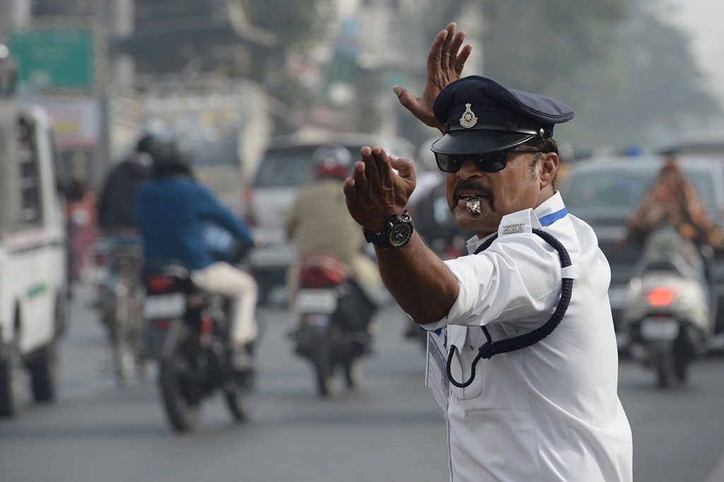 Setiap kepala menoleh ke arahnya dan para pengemudi tidak mungkin tidak memperhatikan gerakan moonwalk yang dilakukan Singh di perempatan jalanan kota Indore, yang ramai kendaraan.