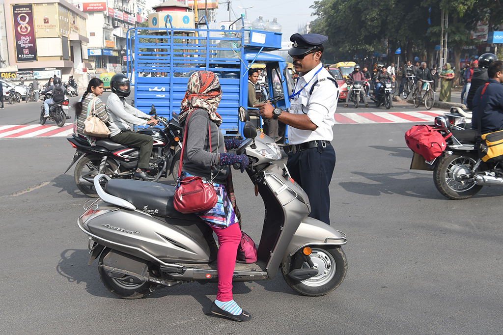 Selama beberapa tahun terakhir, Singh menjadi fenomena media sosial dengan nyaris 50 ribu orang mengikuti aktivitasnya di Facebook. Banyak pengguna media sosial yang membagi foto 'aksi' Singh setiap harinya.