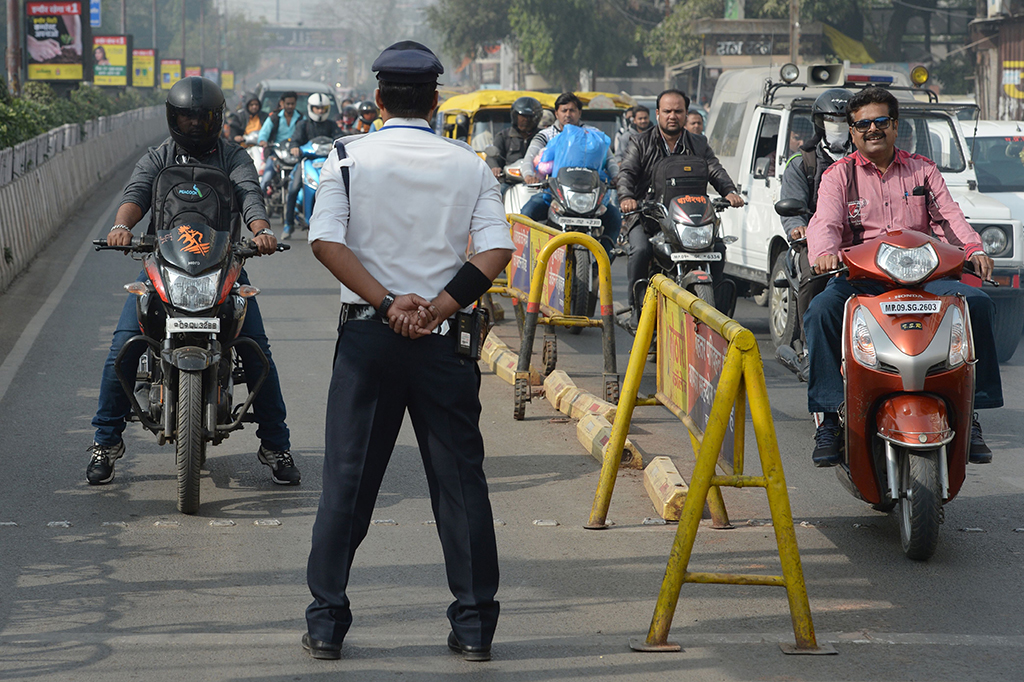 Singh mengklaim bahwa jumlah pelanggaran lalu lintas di perempatan jalan yang kerap diaturnya, mengalami penurunan dengan aksinya moonwalk saat bertugas.