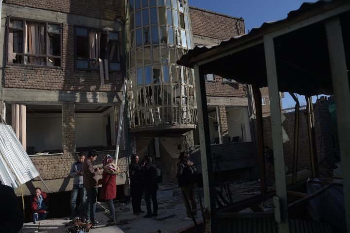 Rentetan ledakan mengguncang kantor berita Afghan Voice dan sebuah pusat budaya Syiah di Kabul, Afghanistan.