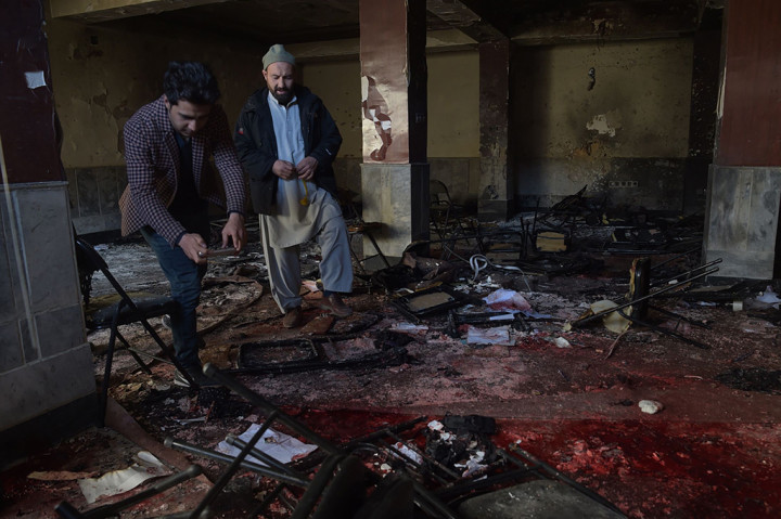 Suasana dalam gedung pusat budaya Syiah di Kabul yang terkena ledakan.