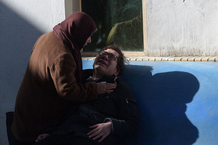 Keluarga korban menangis di depan rumah sakit, menyusul ledakan yang terjadi di Kabul, Afghanistan.