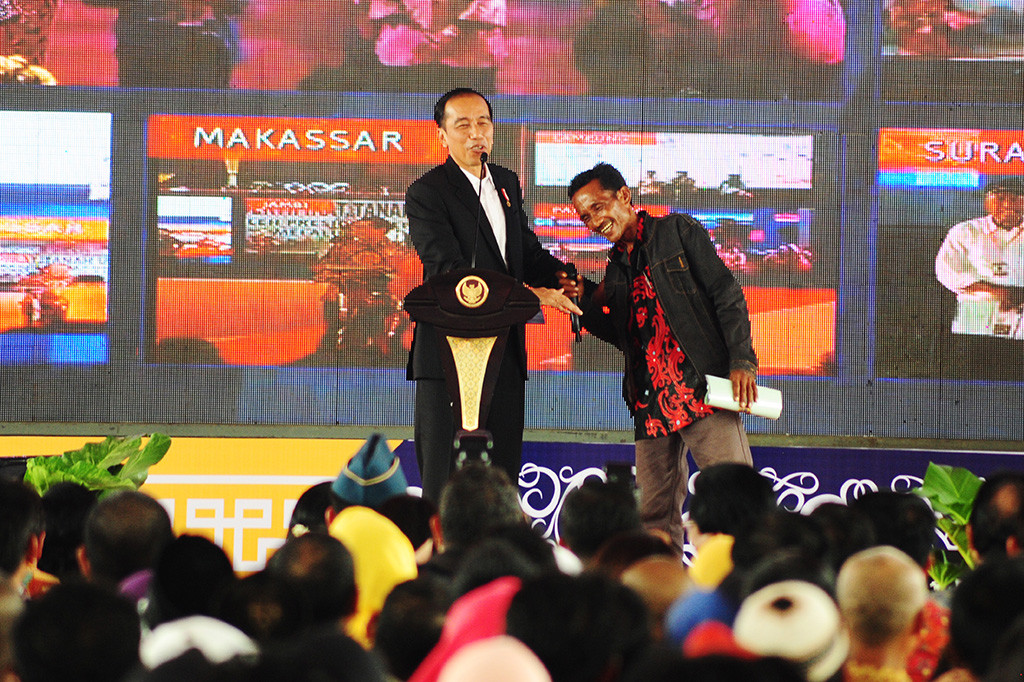 Presiden Joko Widodo berbincang dengan warga penerima sertifikat tanah saat acara penyerahan sertifikat tanah untuk rakyat di Masjid Raya Mujahidin, Pontianak, Kalimantan Barat. ANTARA FOTO/Jessica Helena Wuysang