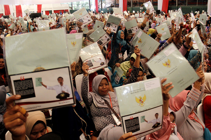 Sebanyak 1.080.950 sertifikat tanah diserahkan secara serentak di tujuh Provinsi diantaranya Kalimantan Barat, Bandar Lampung, Jambi, Sulawesi Selatan, Sulawesi Tengah, Sumatera Selatan dan Jawa Timur. ANTARA FOTO/Abriawan Abhe
