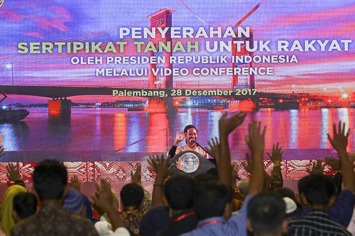 Warga menunjukkan sertifikat tanah usai diterima saat Penyerahan Sertifikat Tanah Untuk Rakyat oleh Presiden yang diwakili Menteri Pendayagunaan Aparatur Negara dan Reformasi Birokrasi Asman Abnur di Sengeti, Muarojambi, Jambi. ANTARA FOTO/Wahdi Septiawan/