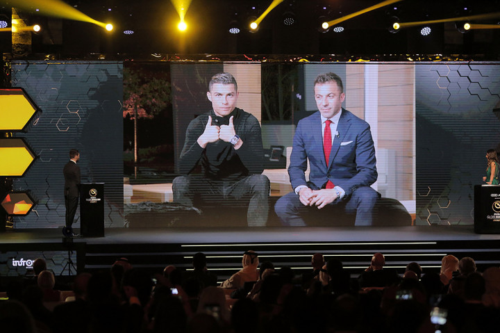 Meski berhalangan hadir, Ronaldo sempat menyampaikan ucapan terima kasih lewat sebuah tayangan video yang diputar saat acara berlangsung. 