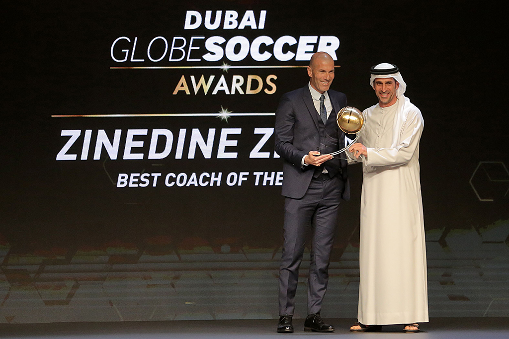 Selain Ronaldo, pelatihnya di Real, Zinedine Zidane juga meraih gelar pelatih terbaik. Sementara tim Los Blancos meraih penghargaan Team of the Year. 