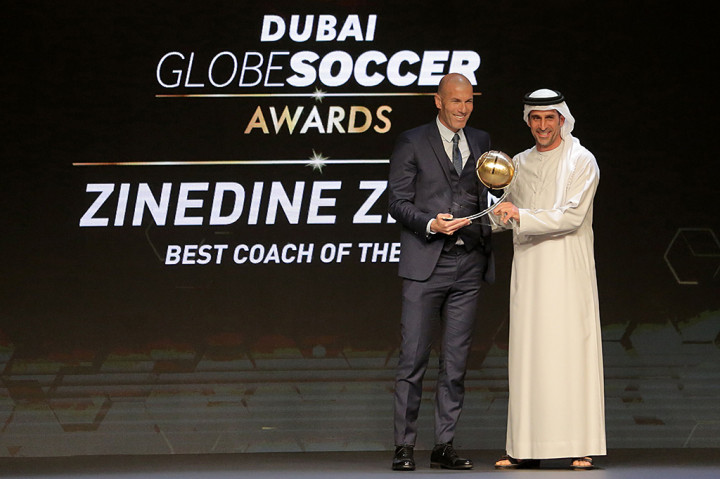 Selain Ronaldo, pelatihnya di Real, Zinedine Zidane juga meraih gelar pelatih terbaik. Sementara tim Los Blancos meraih penghargaan Team of the Year. 