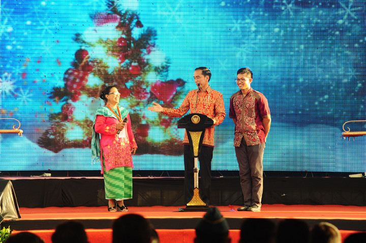 Dalam kesempatan itu, Jokowi juga seperti biasa membagi-bagikan sepeda. Ada 2 orang yang maju, masing-masing perempuan dan laki-laki.