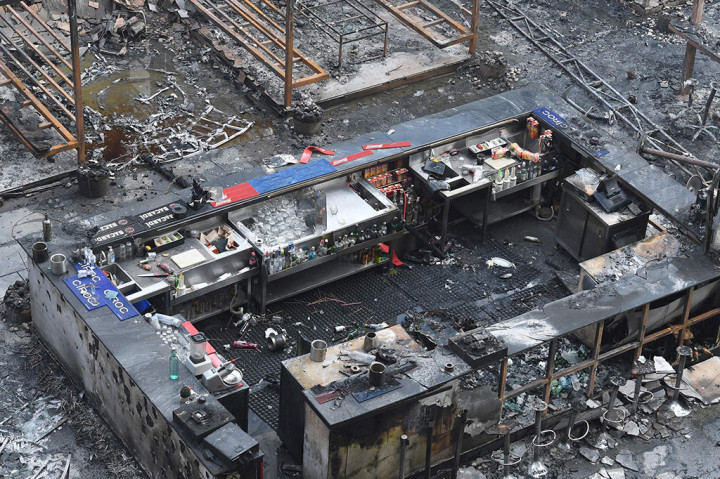 Sebuah restoran yang ada di lantai atas sebuah gedung bertingkat di Mumbai hangus dilalap api.