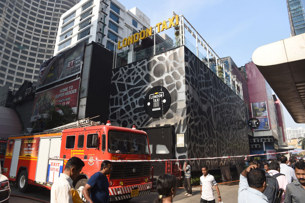 Gedung yang dilanda kebakaran itu terletak di kompleks Kamala Mills yang ada di pusat kota Mumbai. Kamala Mills dikenal sebagai kawasan industri mewah yang menjadi lokasi banyak restoran ternama dan fasilitas komersial seperti hotel-hotel. 