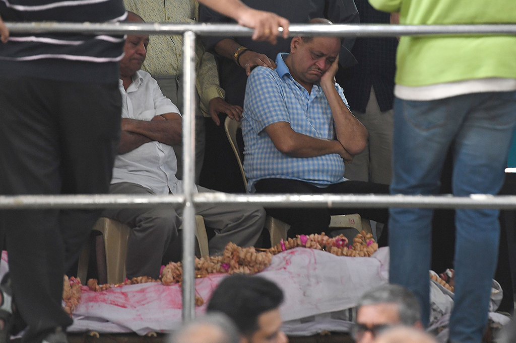 Menurut kepolisian setempat, kebanyakan korban tewas merupakan sejumlah wanita yang menghadiri pesta ulang tahun di restoran yang ada di bagian rooftop gedung tersebut. Seorang wanita berusia 28 tahun yang sedang merayakan ulang tahunnya ikut tewas akibat kebakaran ini.