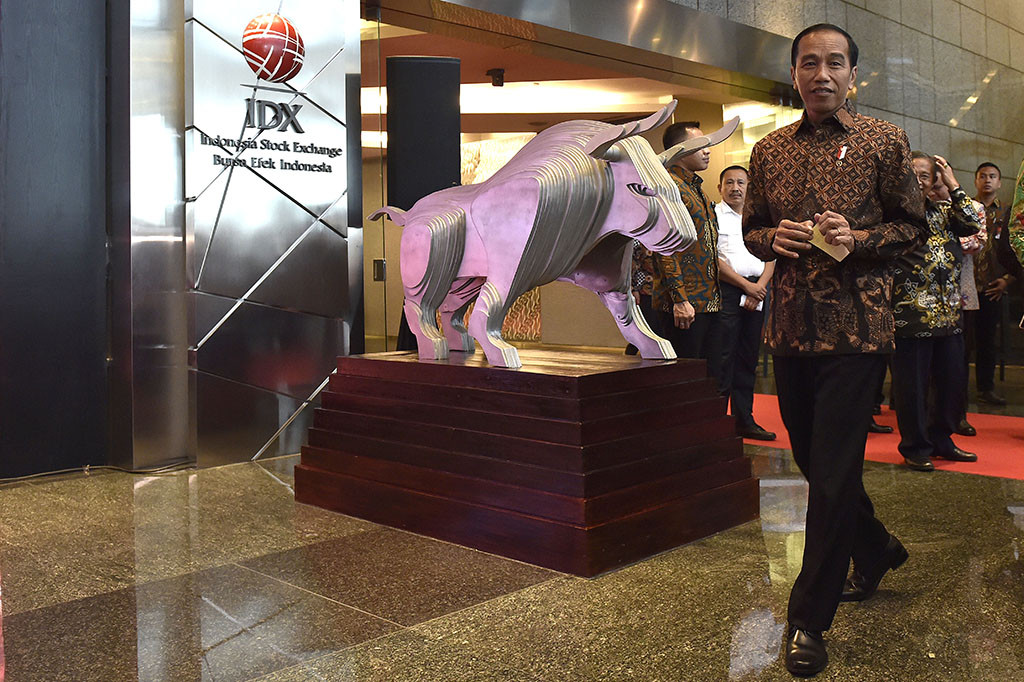Presiden Joko Widodo meninggalkan Gedung Bursa Efek Indonesia usai menutup perdagangan saham di Jakarta.
