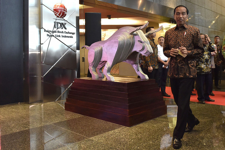 Presiden Joko Widodo meninggalkan Gedung Bursa Efek Indonesia usai menutup perdagangan saham di Jakarta.