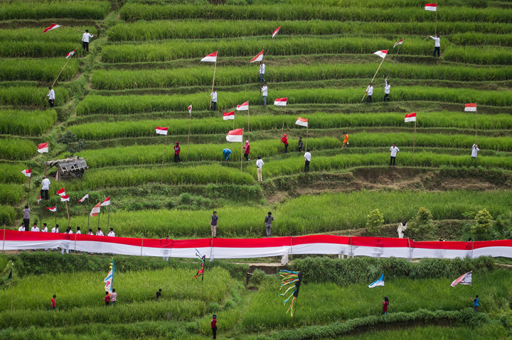 Diketahui akan ada 100 bendera kreasi pelukis, fashion designer, pembatik, warga maupun komunitas meramaikan parade tersebut.