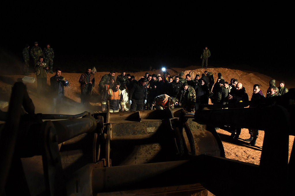 Temuan kuburan massal ini didasari oleh informasi yang diberikan oleh warga lokal yang tinggal di dekat Wawi, sebelah barat Raqqa dan berbatasan dengan wilayah Turki.
