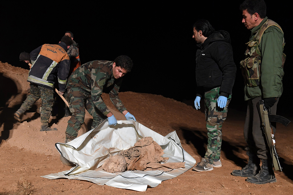 Warga setempat menyebut orang-orang yang dikuburkan di lokasi itu tewas usai dieksekusi mati oleh ISIS yang pernah menguasai Raqqa. 