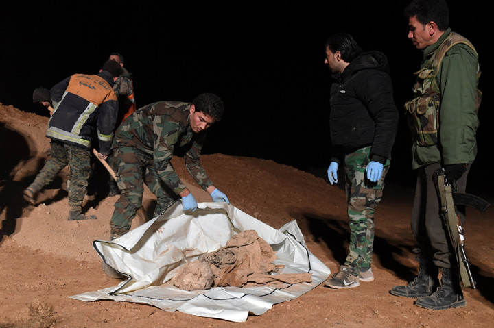 Warga setempat menyebut orang-orang yang dikuburkan di lokasi itu tewas usai dieksekusi mati oleh ISIS yang pernah menguasai Raqqa. 