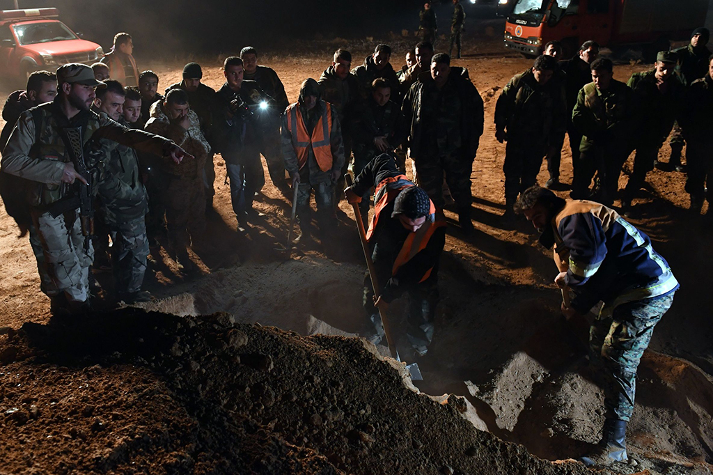 Operasi penggalian untuk mengevakuasi jenazah-jenazah yang ada di dalam kuburan massal itu masih berlangsung dan diduga memakan waktu hingga beberapa hari ke depan. 