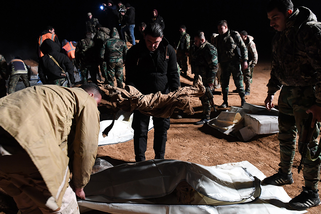 Tidak disebutkan lebih jelas berapa jumlah jenazah yang ada di dalam kuburan massal itu.
